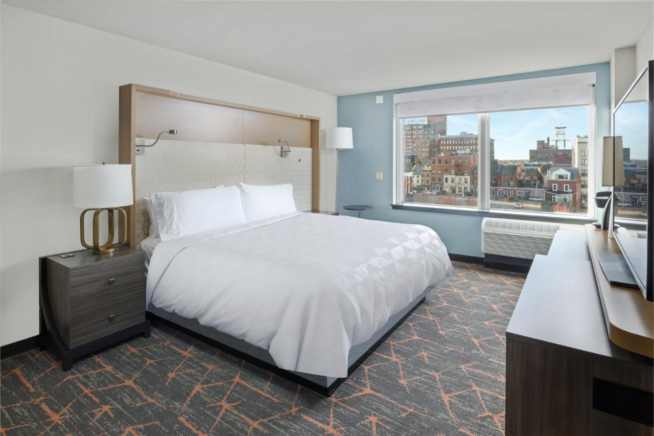 Standard King Room with Mobility Accessible Tub