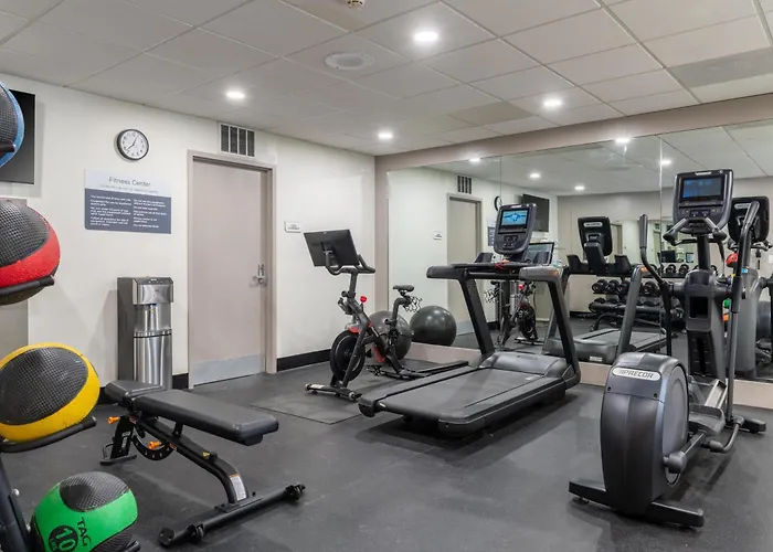 Hotel with pool: Hilton Garden Inn Portland Airport