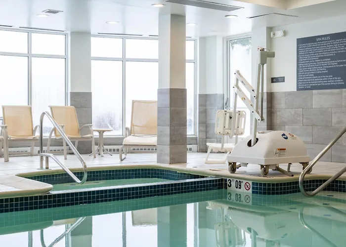 Hotel with pool: Hilton Garden Inn Portland Airport